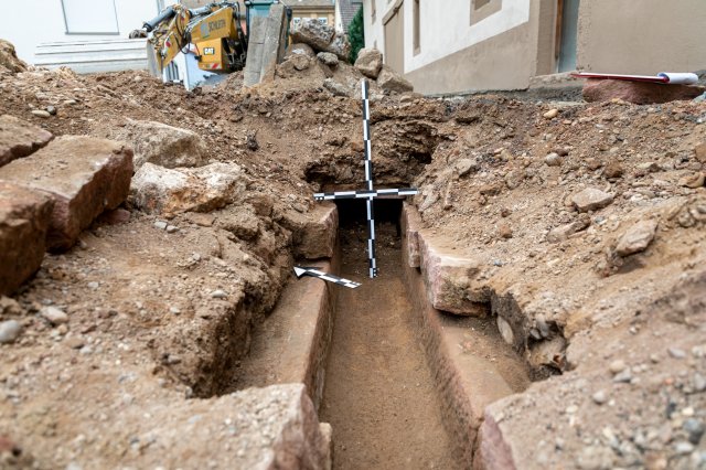 Kenzingen, Klostergasse. Archäologischer Befund des Stadtbächles. Verfüllung abgetragen. Ansicht Nordost. Foto: Hans-Jürgen van Akkeren, 26. Mai 2022.